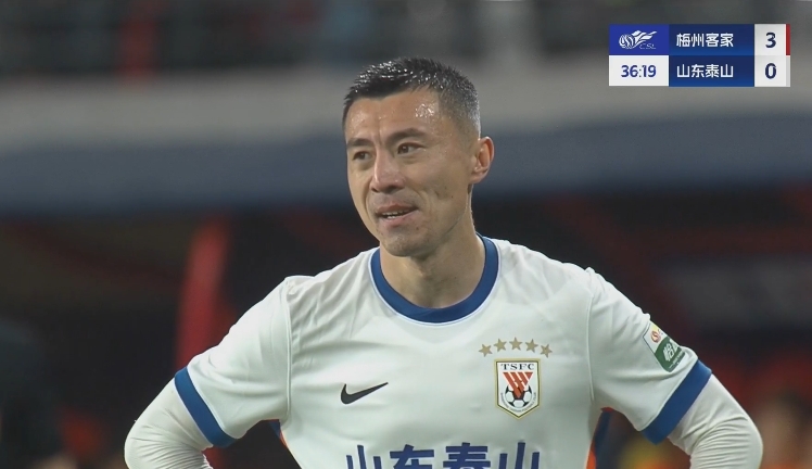 34分鐘0-3落后！36歲鄭錚苦笑36歲大雷沮喪 替補(bǔ)席黃政宇神態(tài)輕松