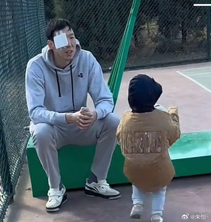 顧家好男人！記者曬出周琦手術(shù)后回歸家庭帶娃照片
