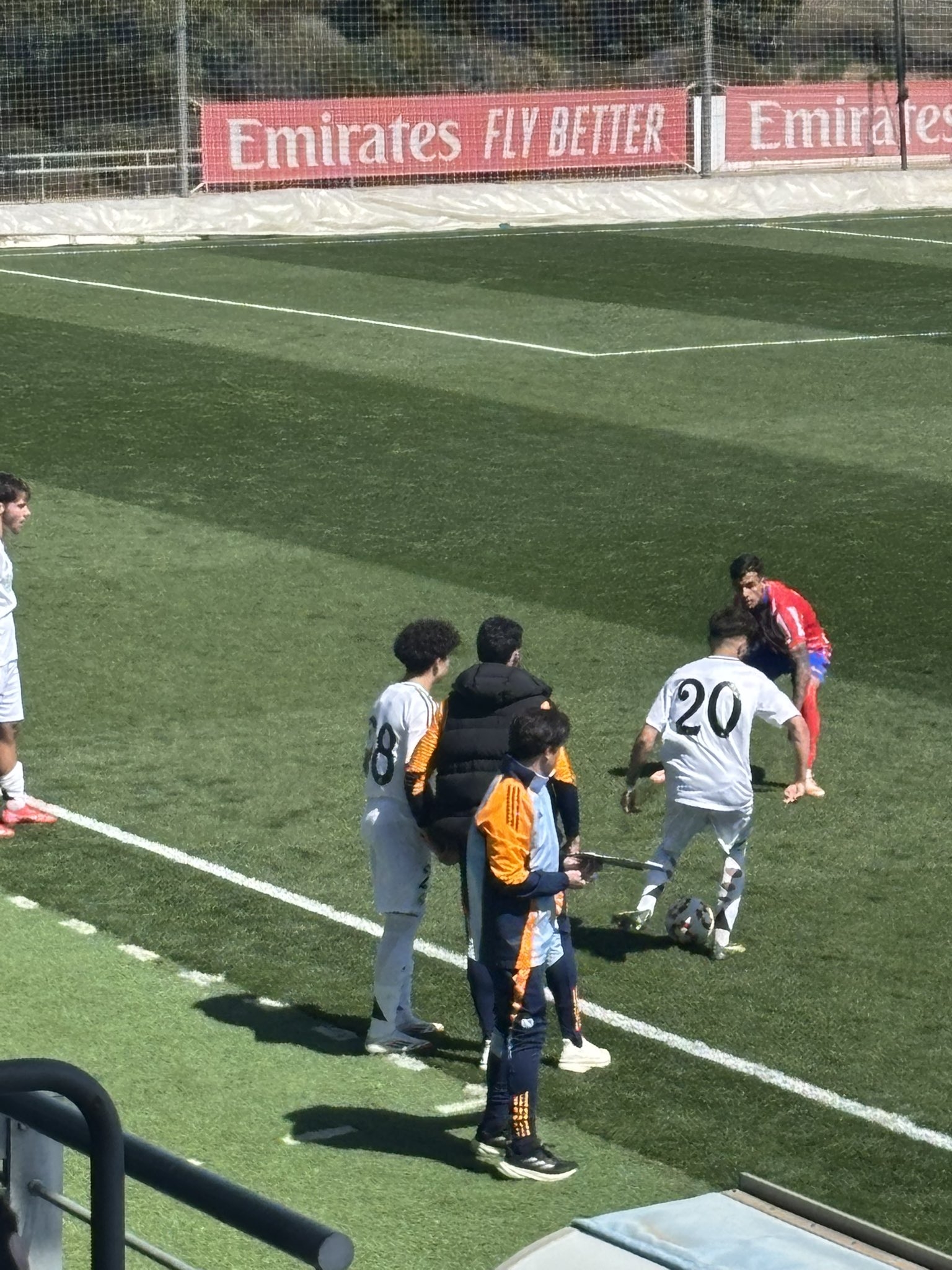天賦滿滿！馬塞洛15歲兒子恩佐皇馬U19首秀，登場5分鐘腳后跟助攻