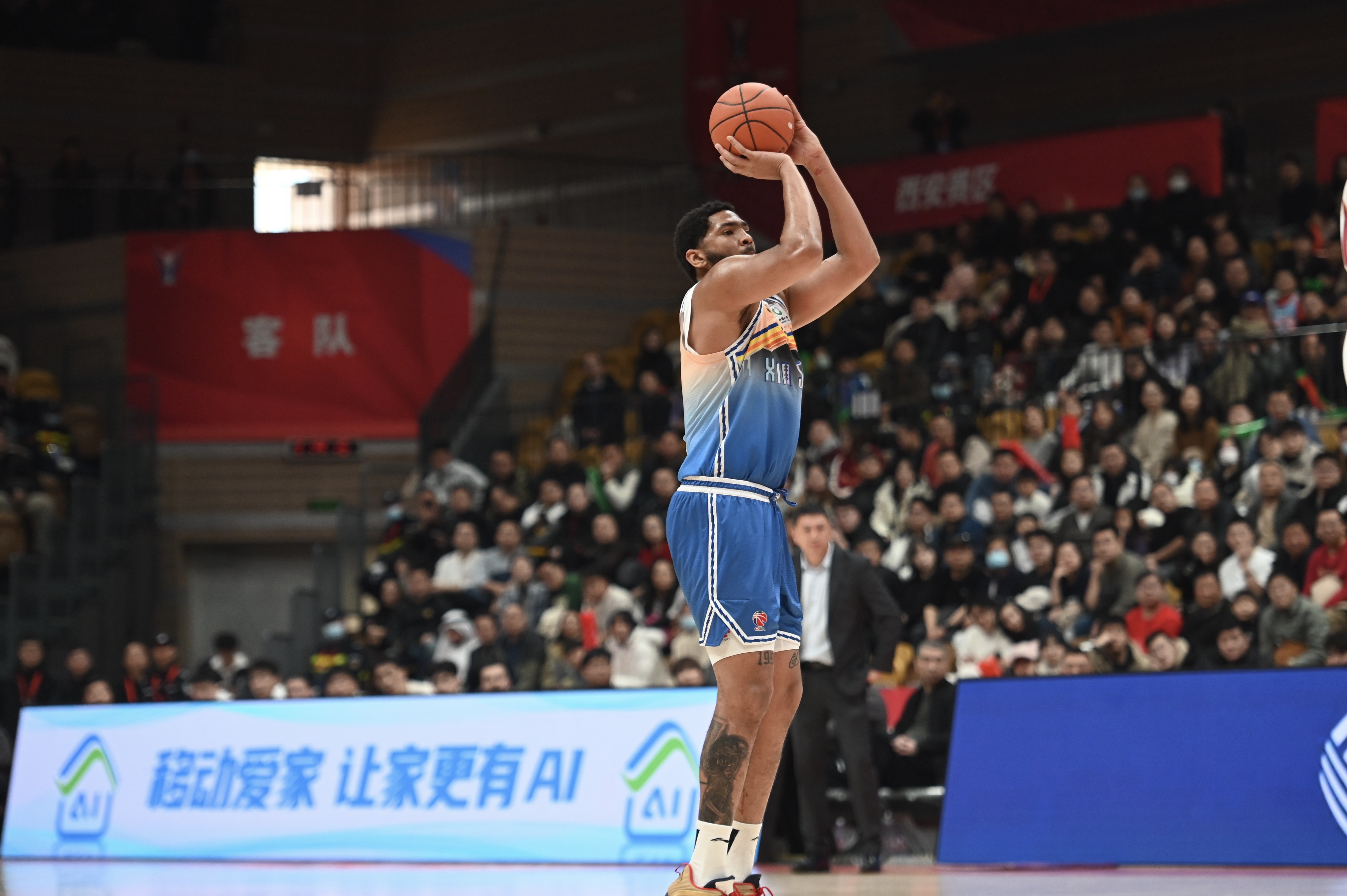 率先發(fā)力！新疆外援勞森首節(jié)7中5拿到11分 三分2中1